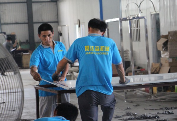 成人看片免费設備工人生產車間線展示